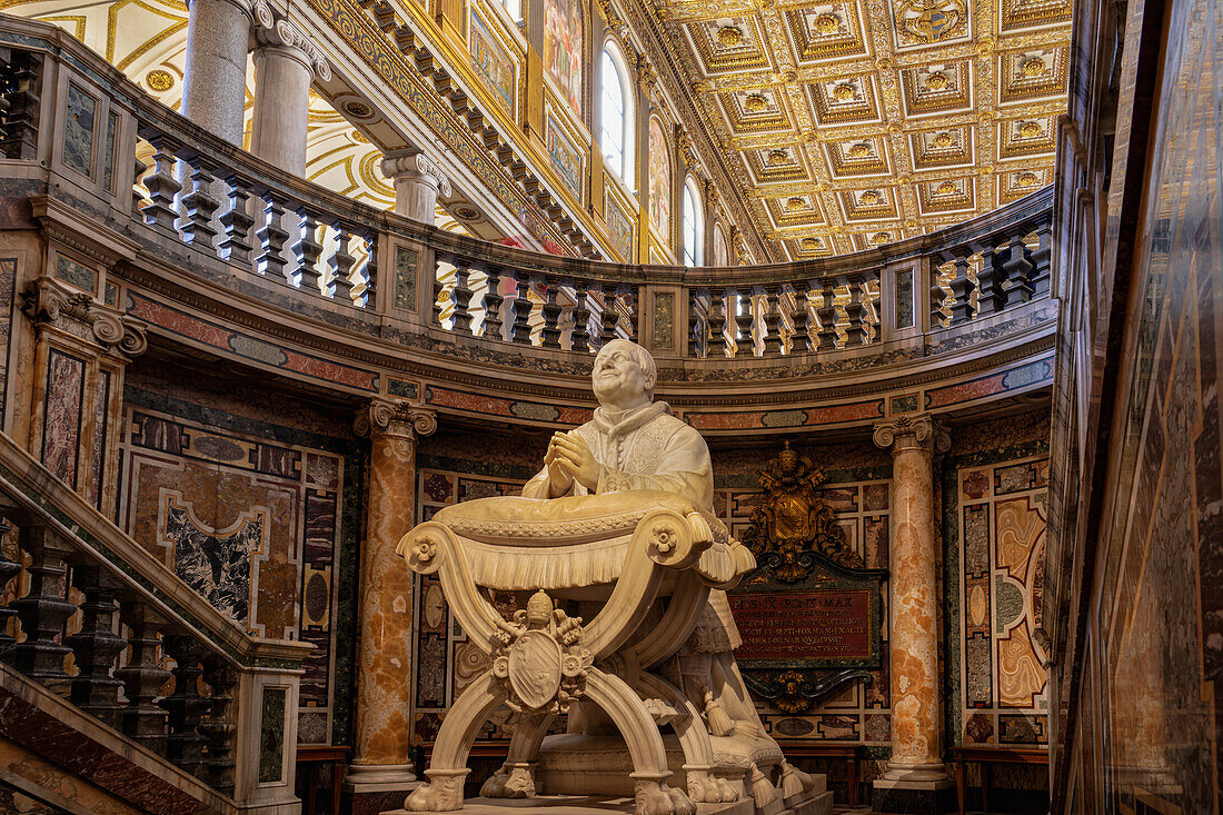 Basilica Papale di Santa Maria Maggiore Kircheninnenraum mit Statue des betenden Papstes Pius IX, UNESCO-Weltkulturerbe, Rom, Latium, Italien, Europa