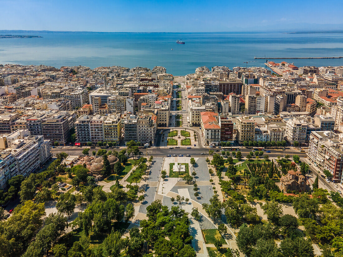 Drohne Luftaufnahme mit nördlichen Teil des Aristotelous Hauptplatzes im Stadtzentrum sichtbar, Thessaloniki, Griechenland, Europa