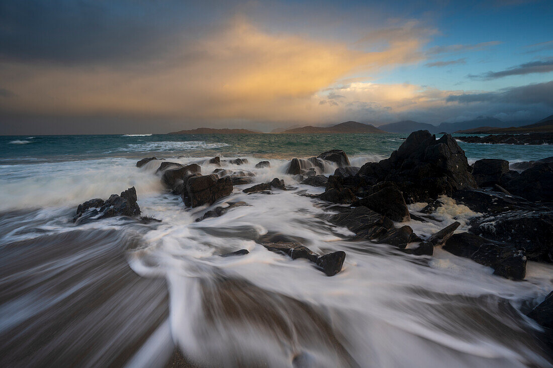 Dramatische Küstenlinie bei Traigh Bheag, Isle of Harris, Äußere Hebriden, Schottland, Vereinigtes Königreich, Europa