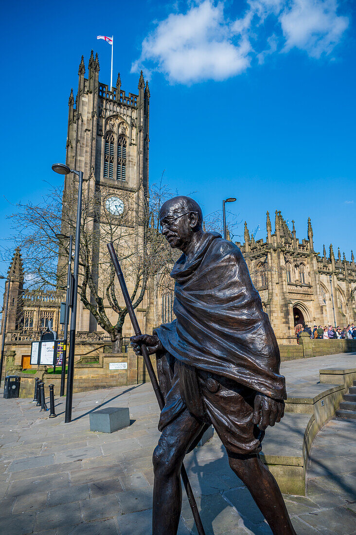 Mahatma Gandhi Statue und Manchester Cathedral, Manchester, England, Vereinigtes Königreich, Europa
