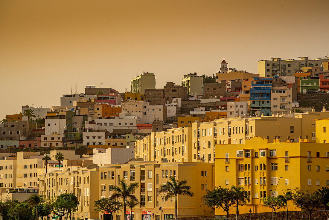 Blick auf bunte Häuser bei Sonnenuntergang in Galdar, Las Palmas, Gran Canaria, Kanarische Inseln, Spanien, Atlantik, Europa