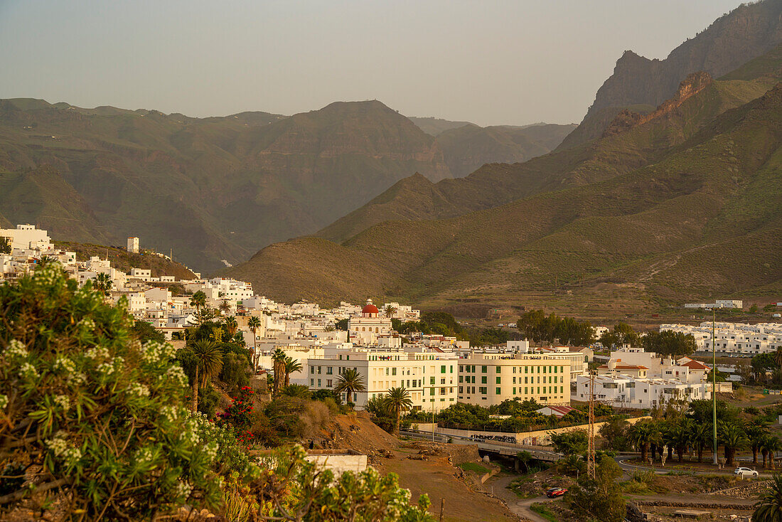 Blick auf die Stadt Agaete und die Bergkulisse bei Sonnenuntergang, Agaete, Las Palmas, Gran Canaria, Kanarische Inseln, Spanien, Atlantik, Europa