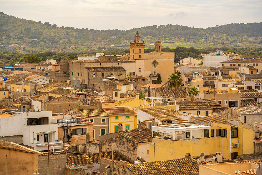 Blick auf Dächer und enge Gassen in der Altstadt von Alcudia, Alcudia, Mallorca, Balearen, Spanien, Mittelmeer, Europa