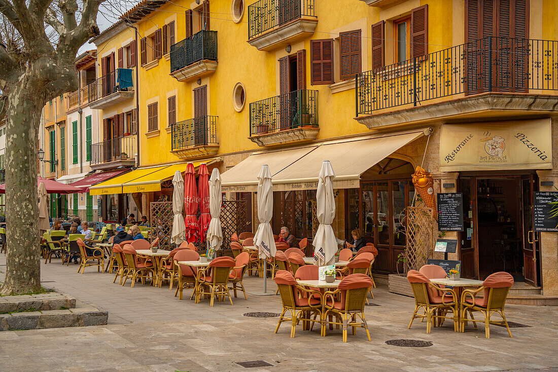 Blick auf Cafe und Bar in der Altstadt von Arta, Arta, Mallorca, Balearen, Spanien, Mittelmeer, Europa