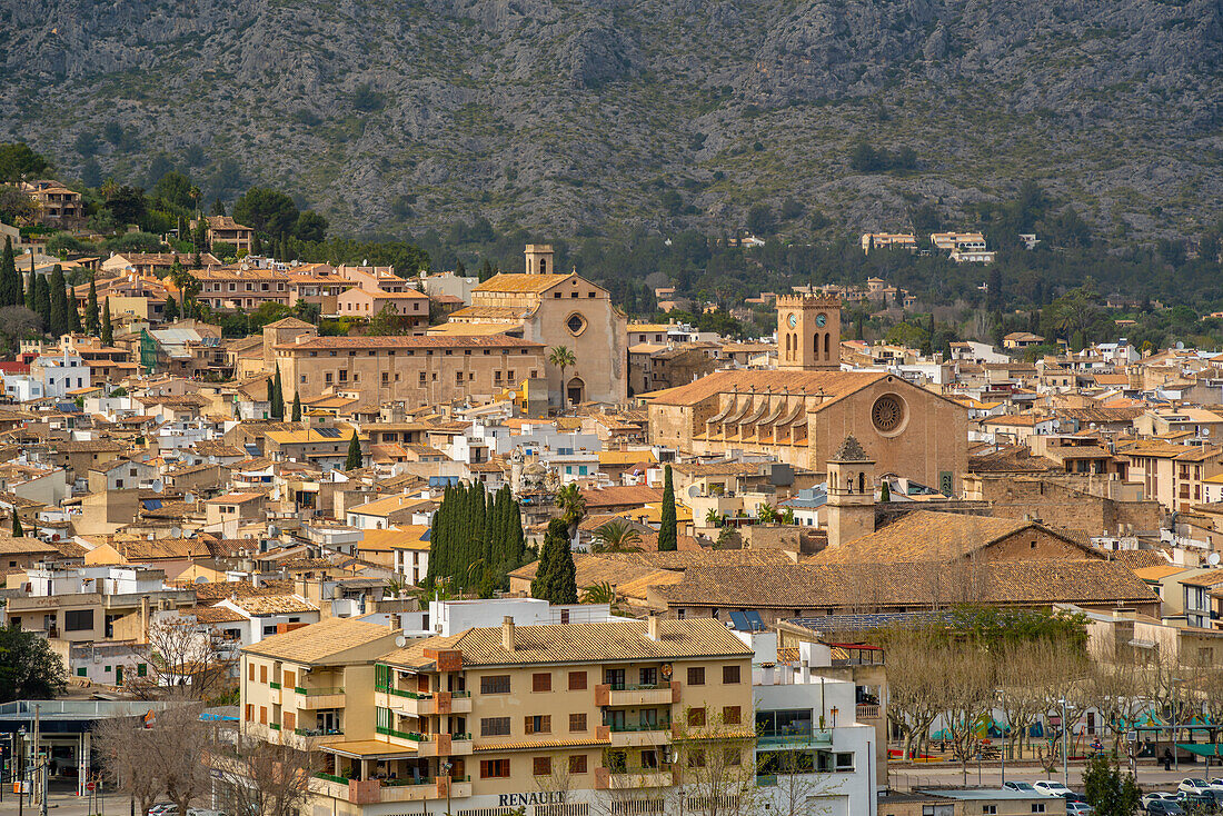 Blick auf Kirchen und Dächer von Pollenca in bergiger Umgebung, Pollenca, Mallorca, Balearen, Spanien, Mittelmeer, Europa