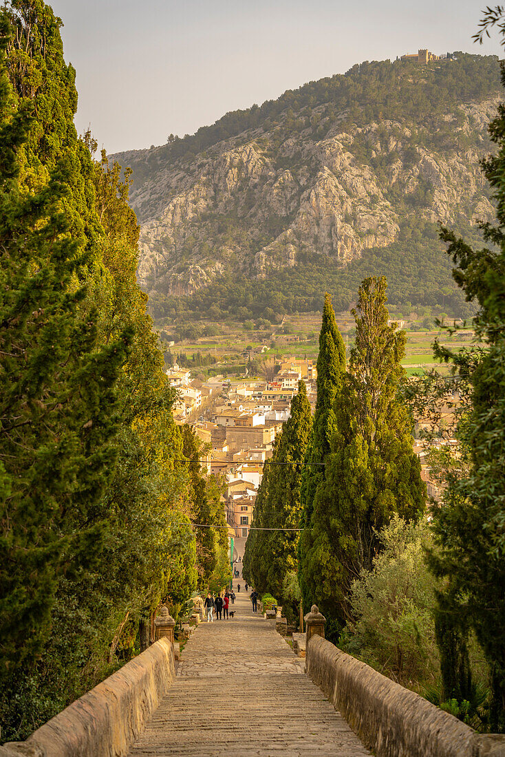 Kalvarienberg-Treppe von der Kalvarienberg-Kapelle in der Altstadt von Pollenca aus gesehen, Pollenca, Mallorca, Balearen, Spanien, Mittelmeer, Europa