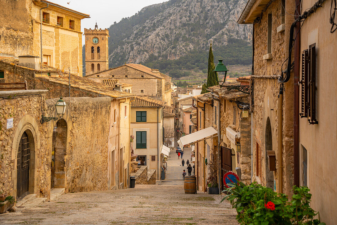Blick auf Kirchenuhrturm und Straße in der Altstadt von Pollenca, Pollenca, Mallorca, Balearen, Spanien, Mittelmeer, Europa