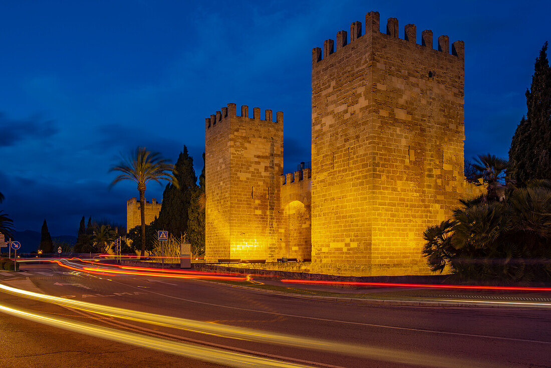 Blick auf das alte Stadttor und die Festungsmauern in der Altstadt in der Abenddämmerung, Alcudia, Mallorca, Balearen, Spanien, Mittelmeer, Europa