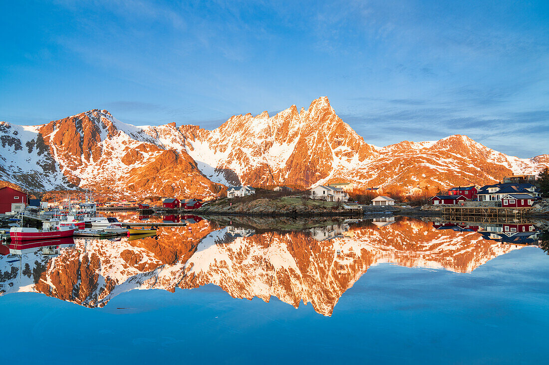 Majestätische Berge und Fischerdorf spiegeln sich im kalten Meer, Ballstad, Vestvagoy, Lofoten Inseln, Norwegen, Skandinavien, Europa