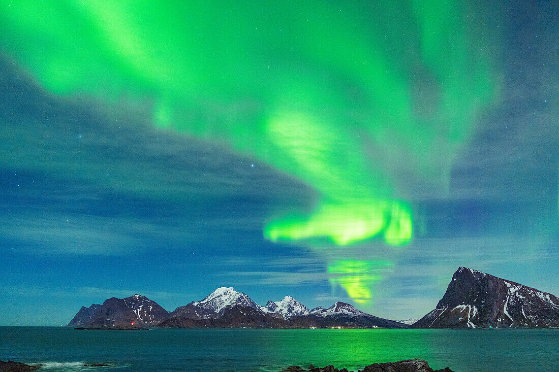 Helles grünes Licht der Aurora Borealis (Nordlicht), das sich im Meer spiegelt, Myrland, Leknes, Vestvagoy, Lofoten Inseln, Norwegen, Skandinavien, Europa