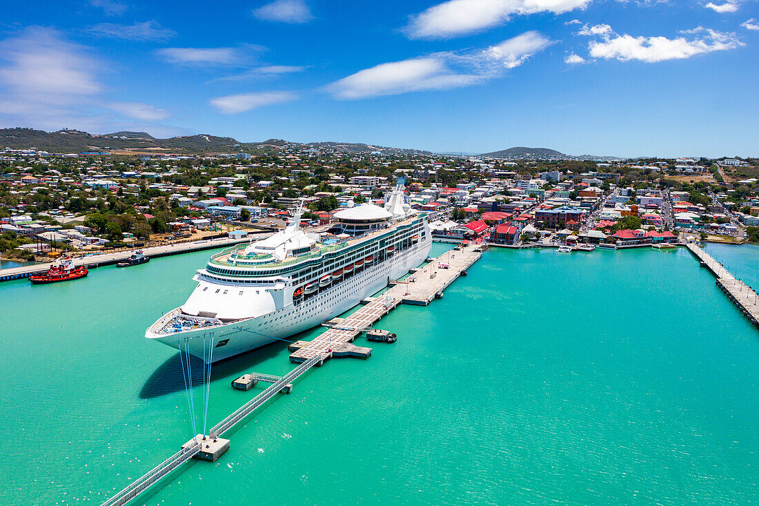 Luftaufnahme eines Kreuzfahrtschiffs, das im touristischen Hafen von St. Johns vor Anker liegt, Antigua, Leeward-Inseln, Westindien, Karibik, Mittelamerika