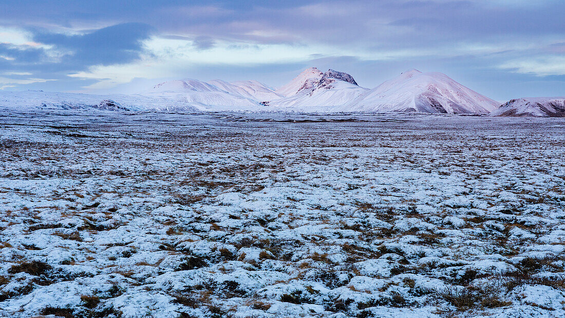 Schneebedeckte Berge in der Dämmerung, Thingvellir-Nationalpark, UNESCO-Welterbe, Island, Polarregionen