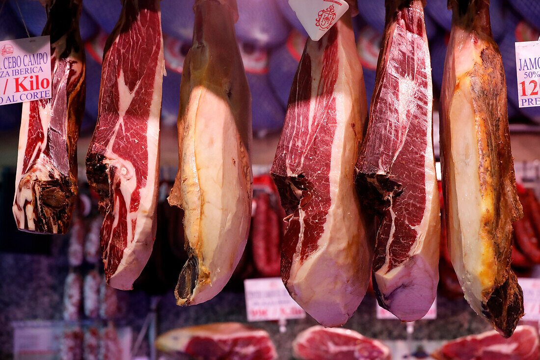 Gepökelter Schinken (Jamon Iberico) auf dem Markt, Madrid, Spanien, Europa