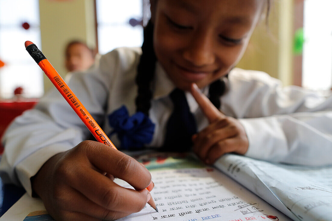 Grundschule, Mädchen im Klassenzimmer mit Bleistift, Konzept von Bildung und Schulleben, Kathmandu, Nepal, Asien