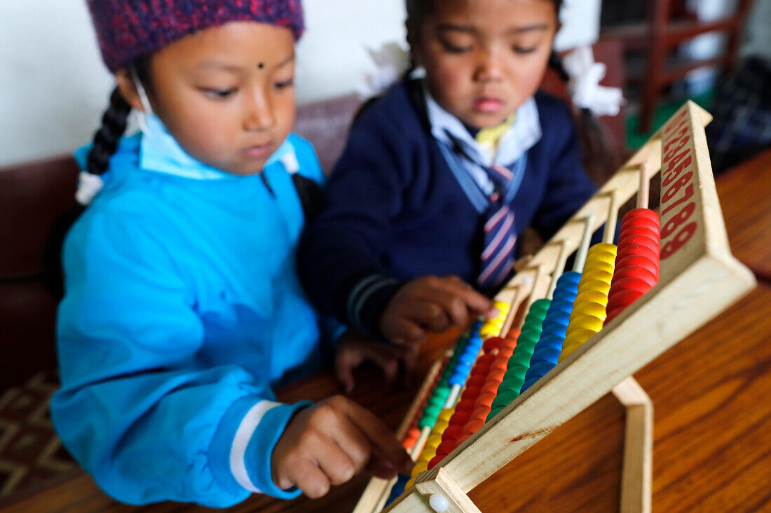 Grundschule, Schüler lernen auf einem Abakus zu zählen, Charikot, Dolakha, Nepal, Asien