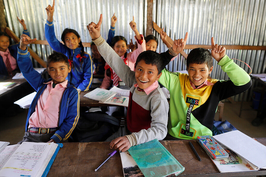 Grundschulklassenzimmer mit lächelnden Kindern, Lapilang, Dolakha, Nepal, Asien