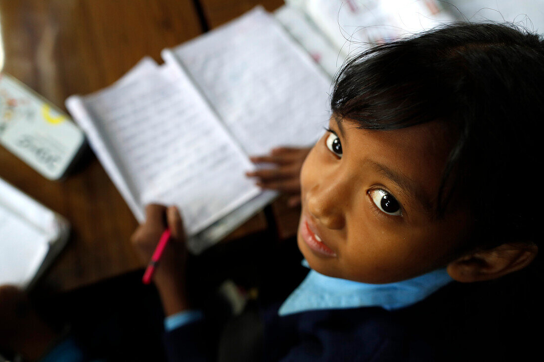Junge in der Schule, morgendliches Klassenzimmer, Kathmandu, Nepal, Asien