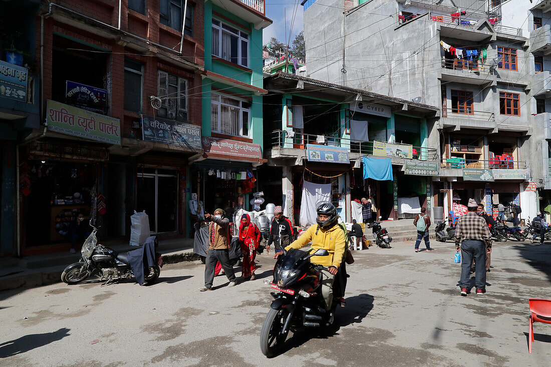 Hauptstraße in der nepalesischen Stadt Charikot, Nepal, Asien