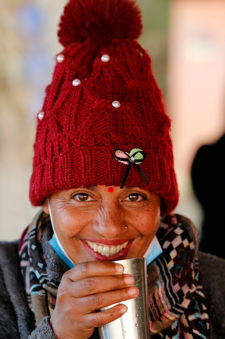 Lächelndes Porträt einer Tee trinkenden Frau, Nepal, Asien