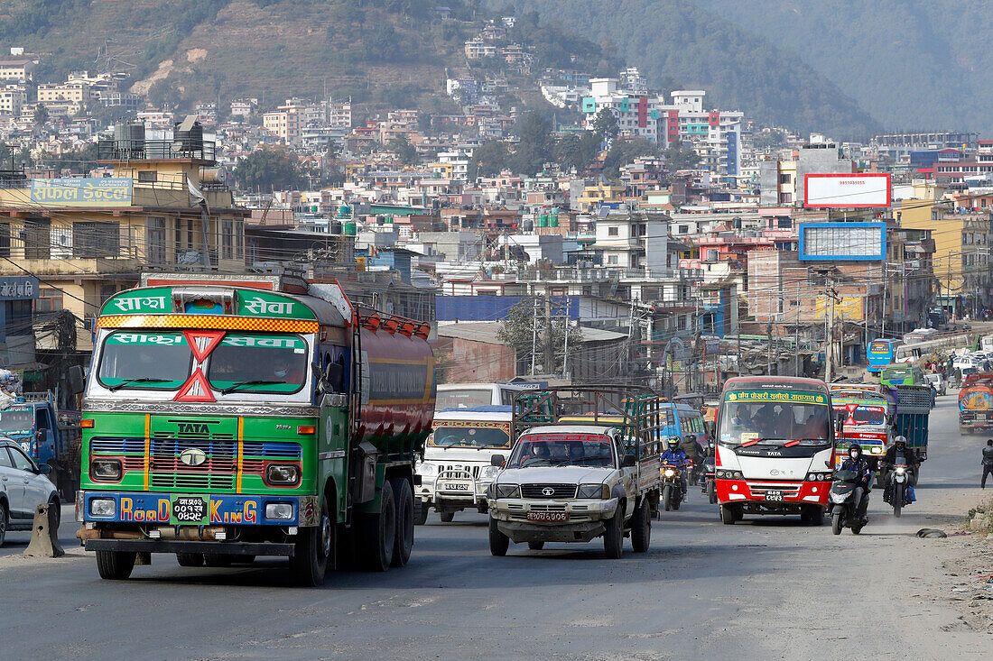 Tata-Bus auf der Straße, Kathmandu, Nepal, Asien