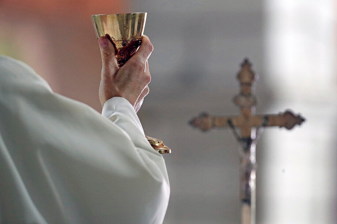 Katholischer Priester, Eucharistiefeier in einer Kirche, Yonne, Frankreich, Europa