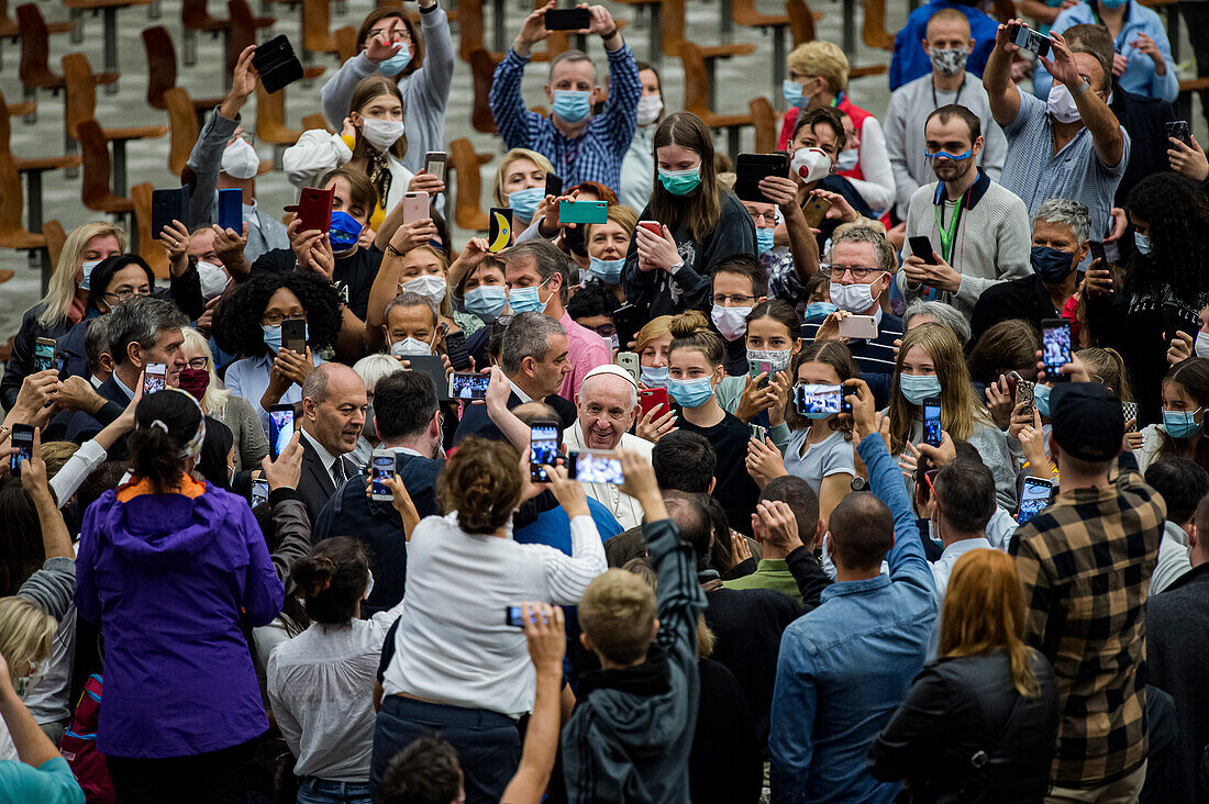 Papst Franziskus trifft sich mit Gläubigen bei der Ankunft zu einer begrenzten öffentlichen Audienz während der COVID-19-Pandemie, Vatikan, Rom, Latium, Italien, Europa