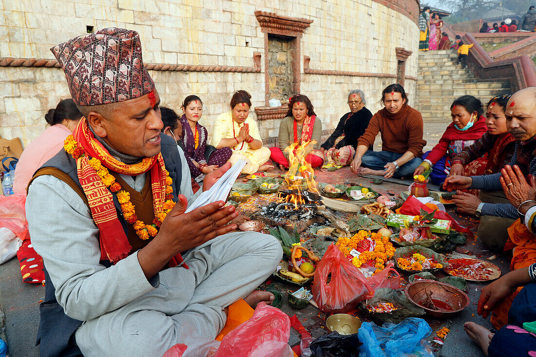 Zeremonie (Puja) an der hinduistischen Pilgerstätte Pashupatinath, Kathmandu, Nepal, Asien