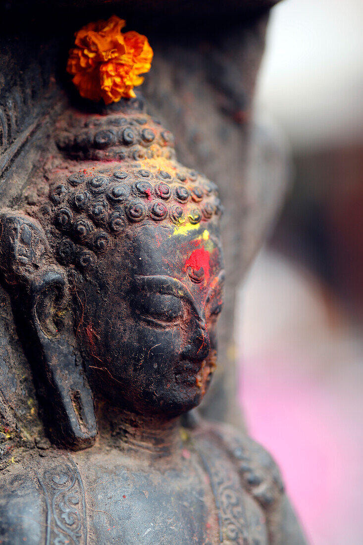 Buddha-Statue, buddhistischer Schrein auf der Straße, Kathmandu, Nepal, Asien