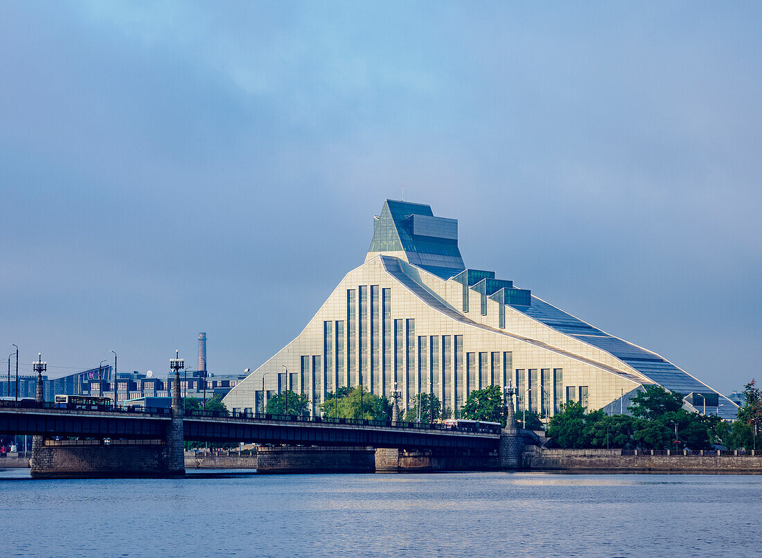 Blick über den Fluss Daugava auf die Lettische Nationalbibliothek, Riga, Lettland, Europa