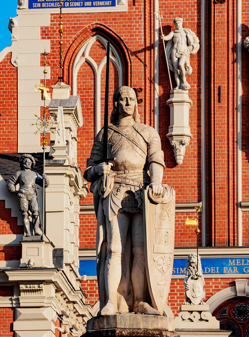 Rolandsstatue vor dem Haus der Schwarzköpfe, Rathausplatz, UNESCO-Weltkulturerbe, Riga, Lettland, Europa