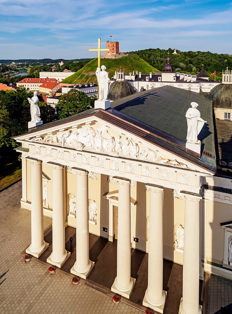Blick über die Kathedralenbasilika auf den Burgberg und den Gediminas-Turm, Altstadt, Vilnius, Litauen, Europa