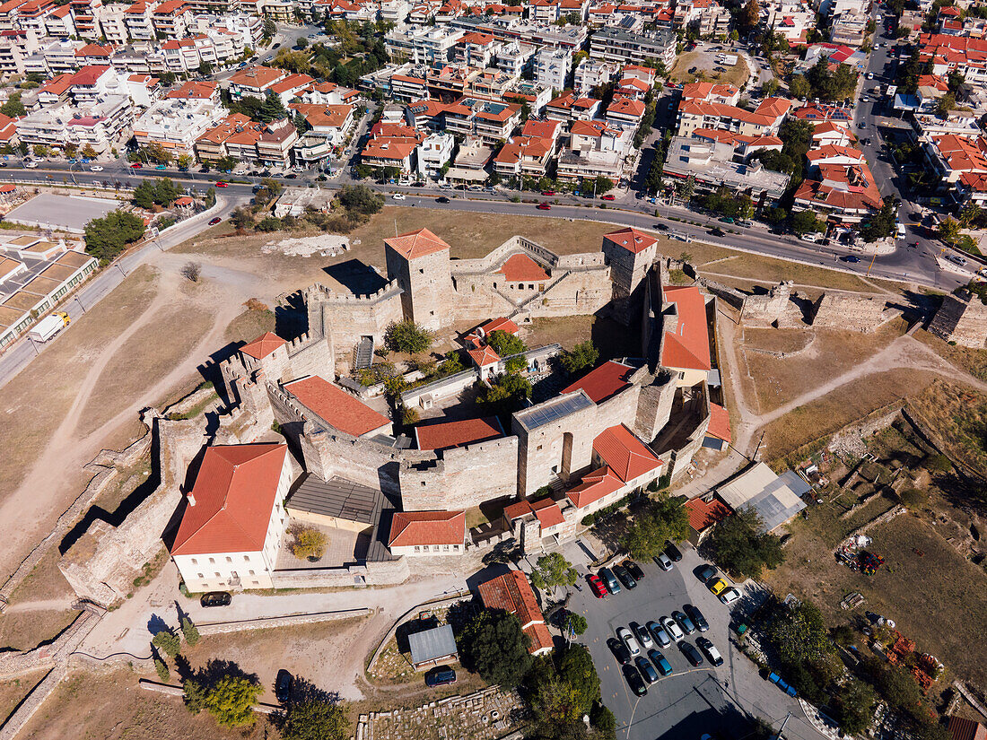 Drohnenansicht der byzantinischen Festung Heptapyrgion mit Türmen und Bastionen, Thessaloniki, Griechenland, Europa