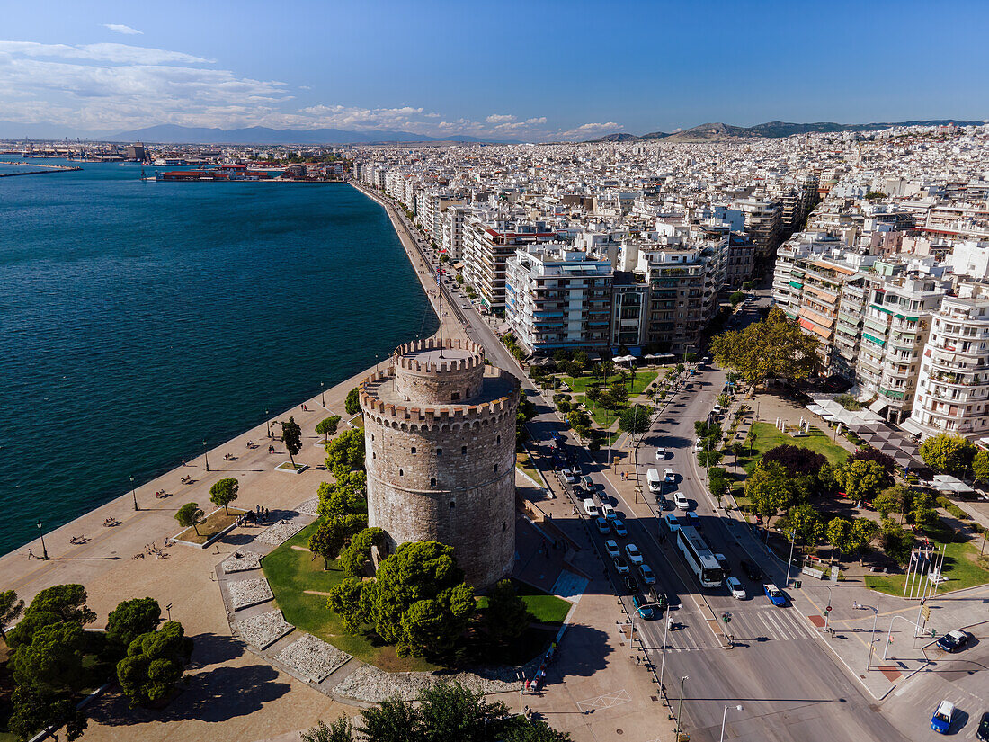 Drohnenansicht des Wahrzeichens des Weißen Turms mit Wohngebäuden bei Leoforos Nikis, ruhige Strandpromenade, Thessaloniki, Griechenland, Europa