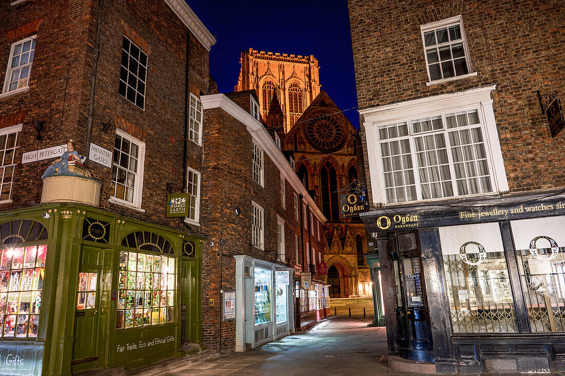 Abendansicht der Minster Gates und des York Minster, Stadt York, North Yorkshire, England, Vereinigtes Königreich, Europa