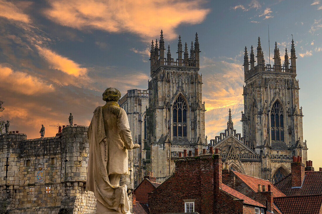 York Minster West Bell Towers und Bootham Bar von St. Leonards Place aus, York, Yorkshire, England, Vereinigtes Königreich, Europa