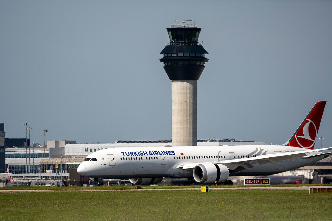 Turkish Airlines Boeing 787 Dreamliner bei der Landung auf dem Flughafen Manchester, Manchester, England, Vereinigtes Königreich, Europa
