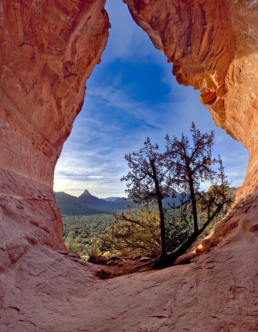 Die Geburtshöhle an der Seite des Mescal Mountain, wo indianische Frauen in alten Zeiten zur Entbindung kamen, Sedona, Arizona, Vereinigte Staaten von Amerika, Nordamerika