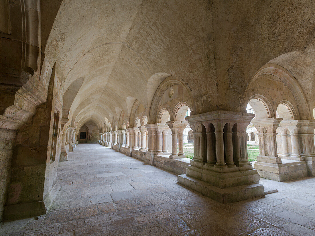 Langer Korridor des Kreuzgangs der Abtei von Fontenay, UNESCO-Weltkulturerbe, Marmagne, Cote-d'Or, Frankreich, Europa