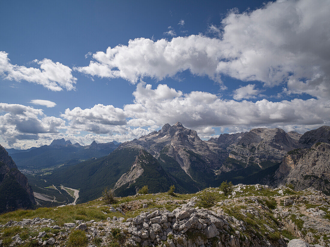 Blick auf Tofane vom Gipfel des Croda dell'Ancona, Dolomiten, Venetien, Italien, Europa