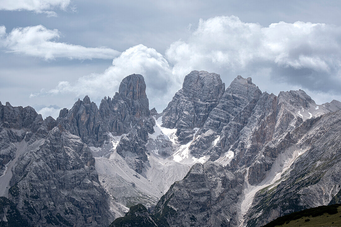 Cristallo Berg mit ein wenig Schnee und einem Himmel mit einigen Wolken, Dolomiten, Veneto, Italien, Europa