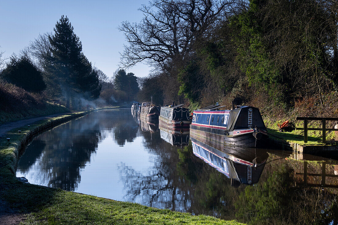 Ein ruhiger Morgen auf dem Shropshire Union Canal, Audlem, Cheshire, England, Vereinigtes Königreich, Europa
