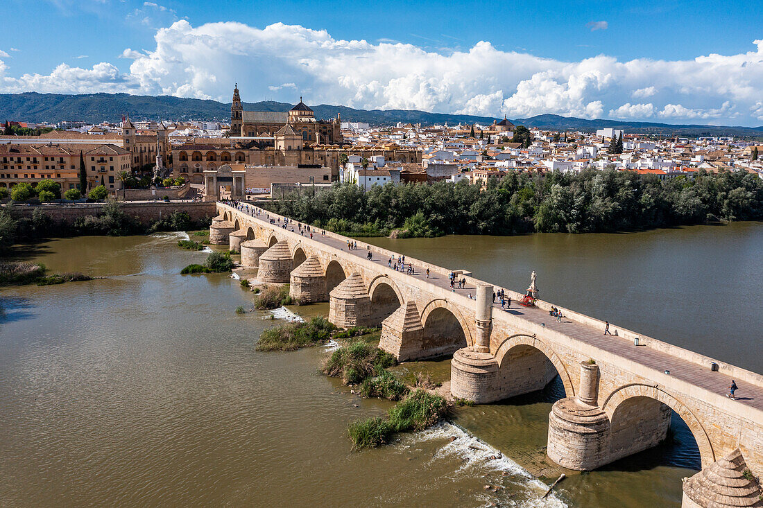 Luftaufnahme der historischen römischen Brücke über den Guadalquivir-Fluss, UNESCO-Weltkulturerbe, Cordoba, Andalusien, Spanien, Europa