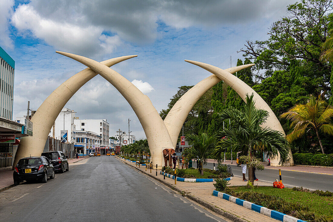 Elefantenstoßzähne als Denkmal, Mombasa, Indischer Ozean, Kenia, Ostafrika, Afrika