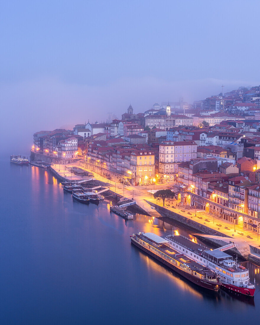 Porto mit Meeresnebel am frühen Morgen im Hintergrund, Porto, Portugal, Europa