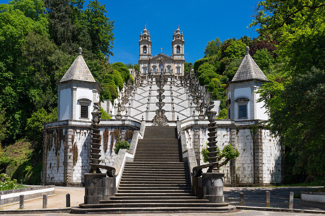 Basilika und berühmte Treppen von Bom Jesus (der gute Jesus), in der Stadt Braga, in der Region Minho in Portugal, Europa