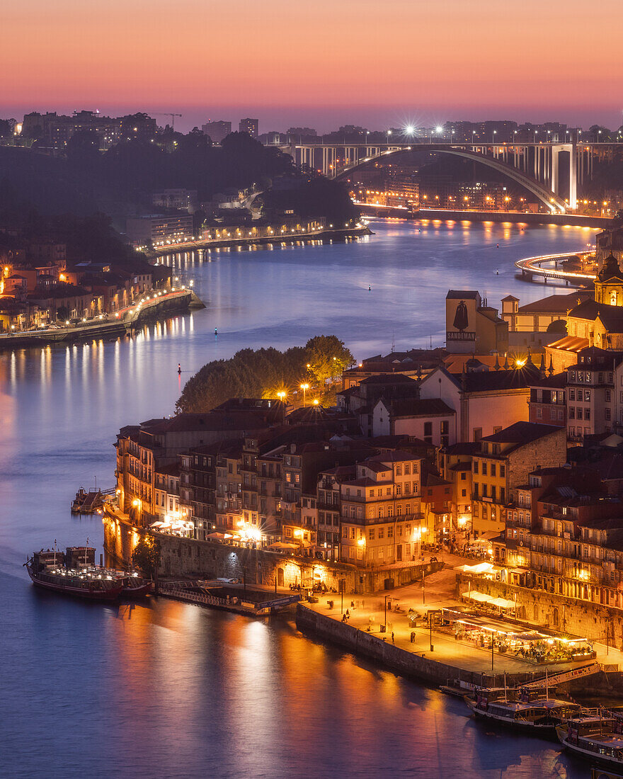 Skyline der historischen Stadt Porto bei Sonnenuntergang mit der Brücke Ponte de Arrabida im Hintergrund, Portugal, Europa