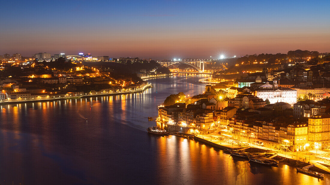 Skyline der historischen Stadt Porto bei Nacht mit der Brücke Ponte de Arrabida im Hintergrund, Porto, Portugal, Europa