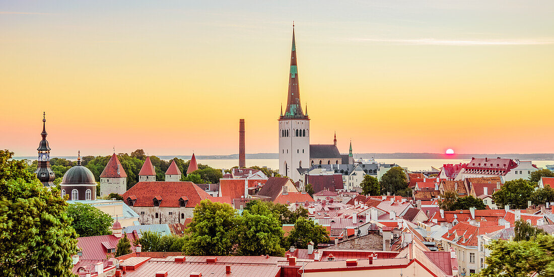 Blick über die Altstadt auf die St. Olafs-Kirche bei Sonnenaufgang, UNESCO-Weltkulturerbe, Tallinn, Estland, Europa