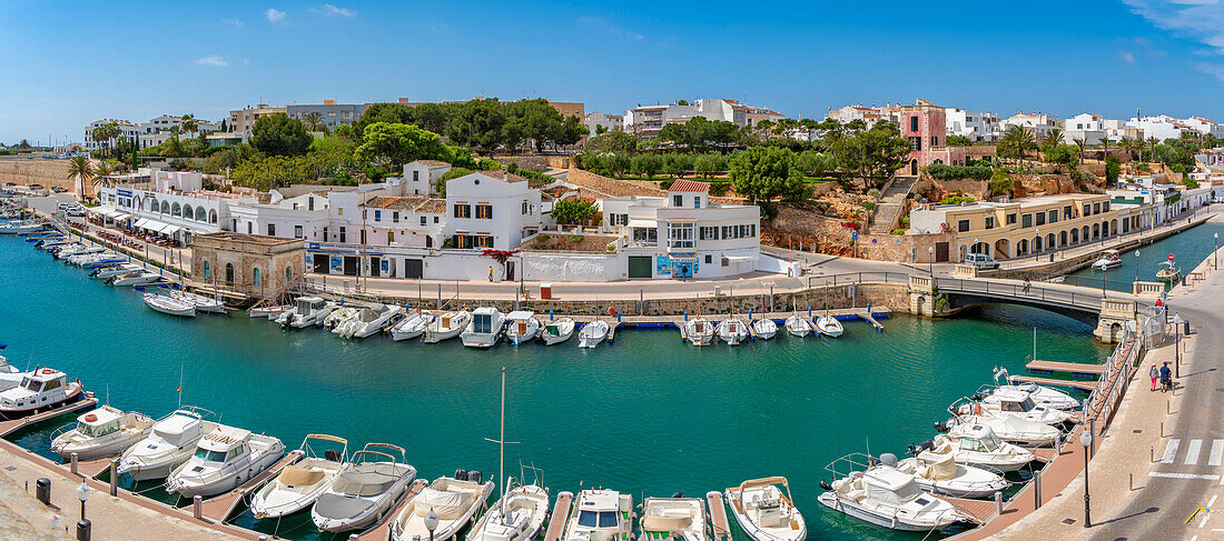 Blick auf den Yachthafen von einer erhöhten Position aus, Ciutadella, Menorca, Balearen, Spanien, Mittelmeer, Europa