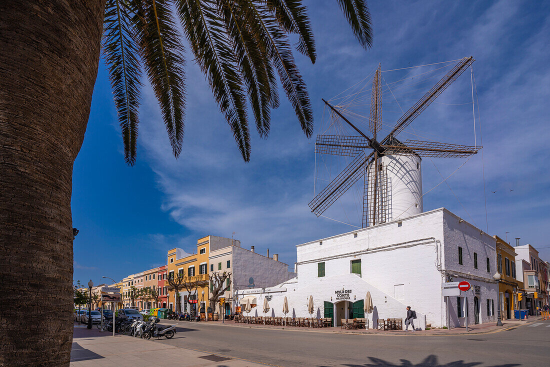 Blick auf Windmühle und Restaurant im historischen Zentrum, Ciutadella, Menorca, Balearen, Spanien, Mittelmeer, Europa